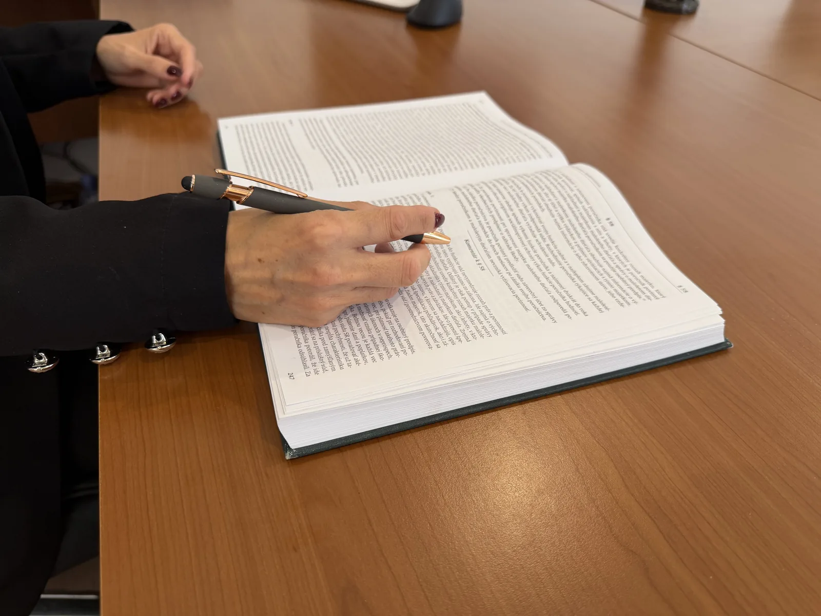 Odborná kniha a pero pri právnej práci
